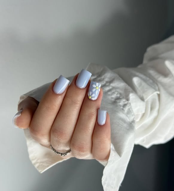 Manichiură bleu pastel cu floricică albă pictată manual