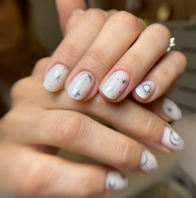 Manichiură nude cu stelute si luna pictate manual, lucrată la Nail Bar & More