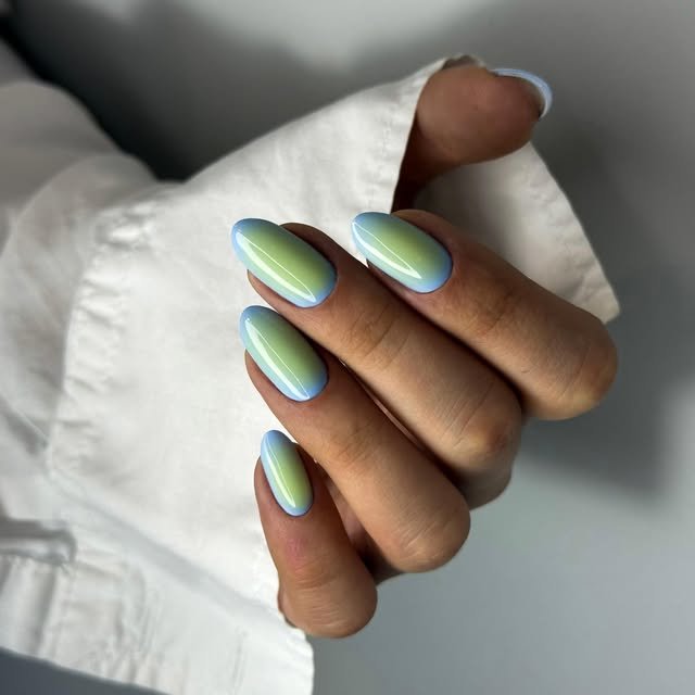 Manichiură ombré verde-albastru cu efect metalizat