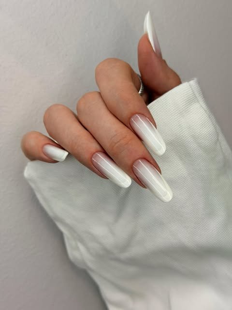 Manichiură ombré alb-sidefat lucrată la Nail Bar & More, Cluj-Napoca
